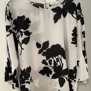 Sioni Women's Black and White Floral Top